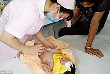 Enterré vivant, un bébé survit 8 jours sous la terre avant d’être secouru